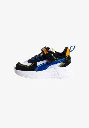 Zapatilla infantil de Puma que presenta un diseño de malla y sintético en negro, azul y blanco, con una correa de Velcro y acentos coloridos.