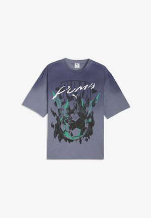 T-shirt Puma gris à manches courtes avec un graphique de ballon de football enflammé et le logo Puma en blanc au-dessus.