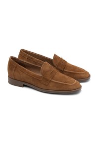 Bruine suède instappers met een ronde neus, decoratieve stiksels en een platte rubberen zool. Slip-on ontwerp met een klein bandje over de bovenkant.