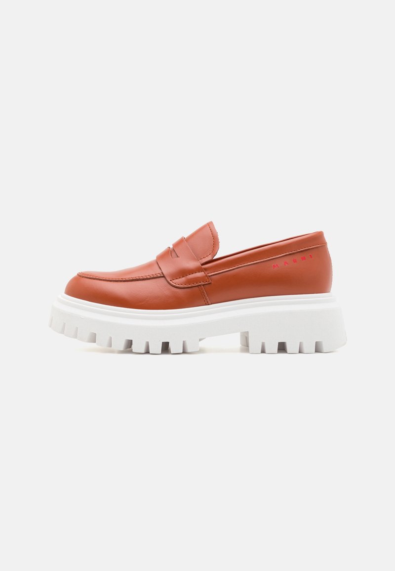 Brune skinnloafers med rund tå, med en hvit kraftig såle og subtile søm detaljer, merket på siden med rosa skrift.