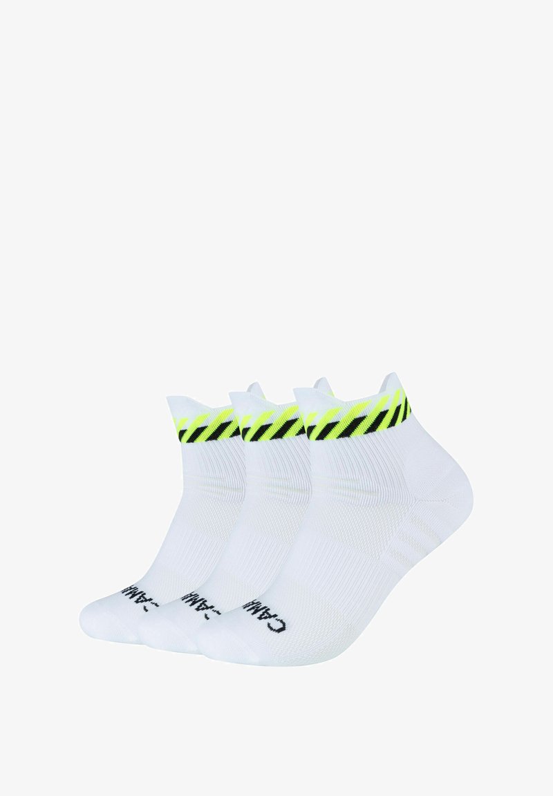Tre par ankelstrømper i hvid med en sort og neongul stribet manchette, der har en tekstureret finish og logo ved tåen.