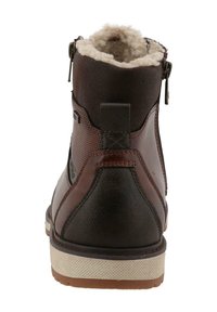 Ruske nahkalasteet nilkkakengät, joissa on teksturoitu muotoilu, lämpöinen vuori, takana vetoketju ja valkoinen kumipohja.