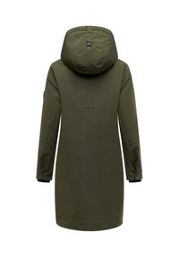 Olijfgroene parka met een capuchon, voorzien van een rechte snit, lange mouwen en een klein merkteken bij de taille. Soepele textuur.