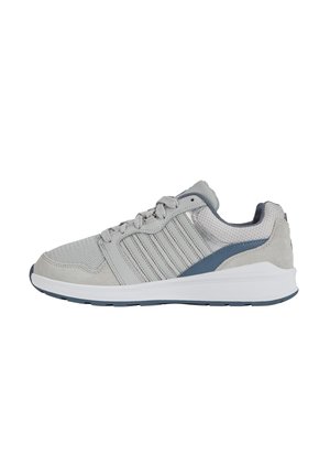 Baskets de sport gris clair avec une tige en mesh et suède, des rayures texturées, des accents bleus et une semelle blanche pour le confort et le soutien.