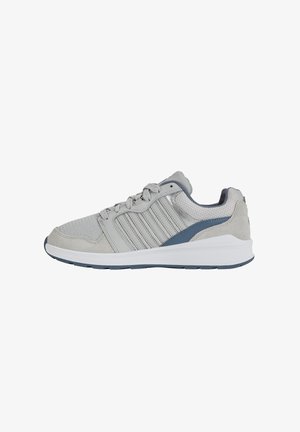 Baskets de sport gris clair avec une tige en mesh et suède, des rayures texturées, des accents bleus et une semelle blanche pour le confort et le soutien.
