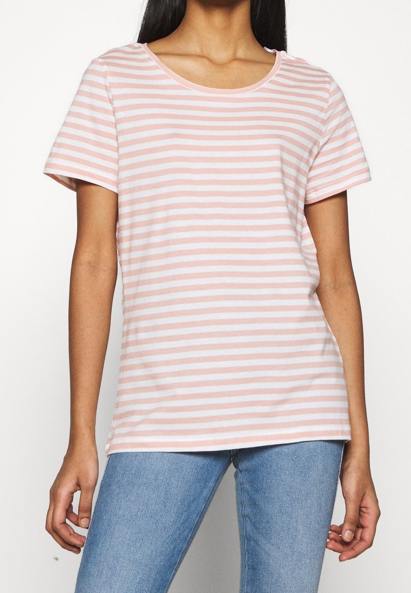 T-shirt rayé en rose clair et blanc, à manches courtes, col rond, en coton doux, avec des rayures horizontales.