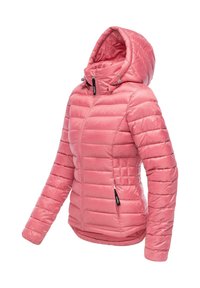Różowa pikowana kurtka puchowa z kapturem, z zamkiem błyskawicznym z przodu oraz zamykanymi bocznymi kieszeniami, pokazana na białym tle.
