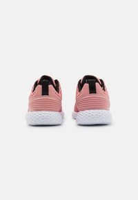 Roze sportschoenen met een ademend mesh bovendeel, gestructureerde roze panelen en een witte gestructureerde zool. Zwarte accenten bij de hiel.
