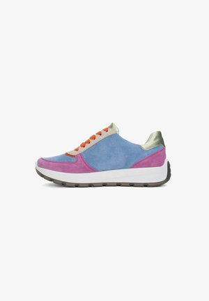 Wildlederschuhe mit blauen, rosa und beigen Einsätzen, orangefarbigen Schnürsenkeln, goldenen Akzenten und einer weißen Zwischensohle mit strukturierter schwarzer Außensohle.