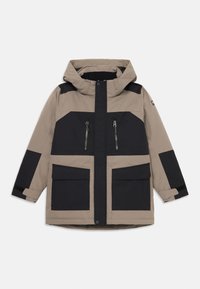 Parka impermeabil bej și negru, cu glugă, având două buzunare la piept cu fermoar și două buzunare frontale cu clapă. Design geometric cu blocare a culorilor.