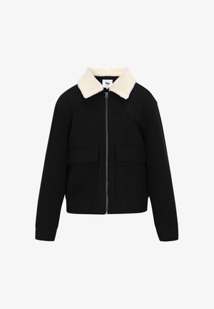 Czarna kurtka z futrzanym kołnierzem, zamek z przodu i dwie przednie kieszenie. Gładki materiał i ściągacze na rękawach nadają nowoczesny krój.