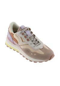 Zapatilla multicolor con paneles de ante y malla, detalles en beige y púrpura pastel, cordones frontales y suela de goma texturizada.