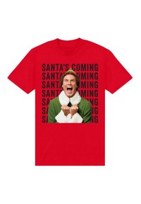 Červené tričko s krátkým rukávem z bavlny má grafickou potisk postavy v zeleném oblečení s bílým chlupatým lemem, text „SANTA'S COMING.“
