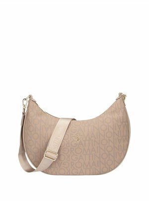 Borsa a tracolla beige a forma di mezzaluna con testo del marchio in rilievo ripetuto e tracolla regolabile con ferrature color oro.