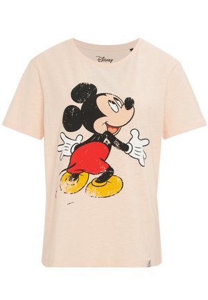 Lyserød t-shirt med korte ærmer, der har et slidt tryk af Mickey Mouse, omridset i sort, iført røde shorts og gule sko.