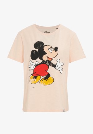 Jasnoróżowa koszulka z krótkim rękawem z zniszczonym nadrukiem Myszki Miki, konturowanym na czarno, noszącej czerwone spodenki i żółte buty.