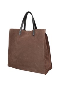 Bruine suède tote bag met zwarte leren handvatten, met strakke lijnen, een rechthoekige vorm en zichtbare stikdetails.