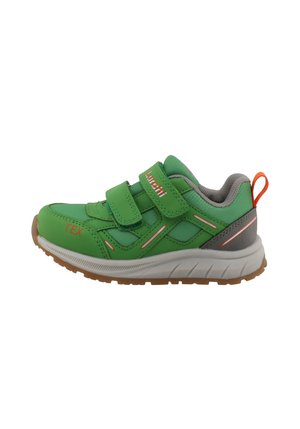 Sneaker verde per bambini con due strap in velcro, linguetta arancione, dettagli grigi e suola marrone su sfondo bianco.