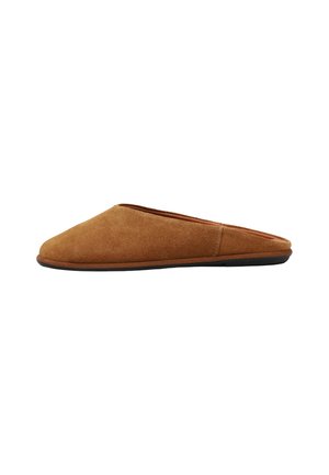 Zapatilla marrón de ante sin cierre con puntera cerrada y suela plana negra, mostrada de lado sobre fondo blanco.