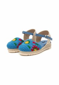 Espadrilles de crochet azul con bordado floral colorido, correas de lona en el tobillo, suela de yute beige y diseño de tela texturizada.