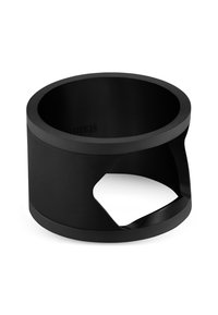 Svart sylinderformet ring med en glatt matte overflate, med en utskjæring for grep, designet for holdbarhet og funksjonalitet.