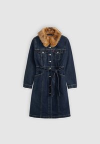 Robe en jean avec un col en fausse fourrure, taille ceinturée, manches longues et fermeture à boutons, arborant une couleur denim bleu classique et des poches.
