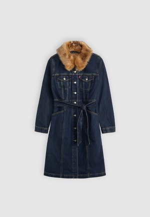 Denimkjole med kunstpelskrage, belte i livet, lange ermer og knappefeste, med en klassisk blå denimfarge og lommer.