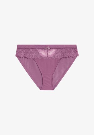 Un panty de encaje morado y tela suave con un detalle de lazo en la parte frontal, que presenta una banda superior de encaje semitransparente y una sección inferior sólida.
