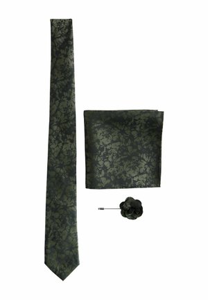 Cravate florale verte, pochette assortie et épingle à fleurs. Le tissu présente un motif texturé dans des tons de vert foncé et clair.