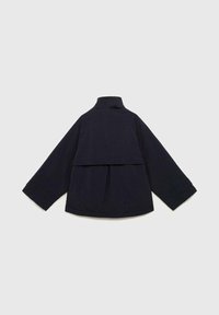 Chaqueta azul marino con un collar alto, mangas anchas y un diseño de espalda en capas. La tela parece suave, con textura mínima y sin herrajes visibles.