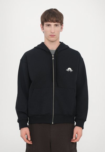 Felpa nera con zip realizzata in misto cotone, dotata di tasca frontale, cappuccio con cordino e piccolo logo grafico sul lato sinistro del petto.