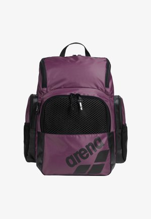 Mochila púrpura y negra con bolsillo delantero de malla, cremalleras y correas ajustables. Cuenta con el logo "arena" en negro en un lateral. Material duradero.