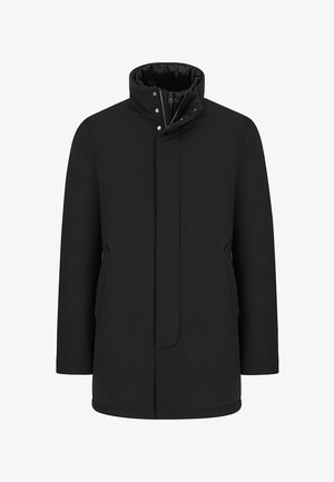 Czarny wodoodporny płaszcz z wysokim kołnierzem, napami, zamkiem błyskawicznym z przodu i kieszeniami po bokach. Gładka tekstura i prosty krój.
