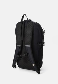Schwarzer Rucksack mit Netzpaneelen, gepolsterten Trägern, verstellbarem Schnallenverschluss und Seitentaschen. Schlankes Design mit reflektierenden Akzenten für bessere Sichtbarkeit.
