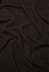 Un textile brun foncé avec une texture douce, présentant de subtiles variations de teinte et un drapé délicat, créant une apparence lisse et fluide.