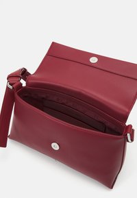 Calvin Klein DAILY SHOULDER BAG PEBBLE - Geantă de mână - biking red