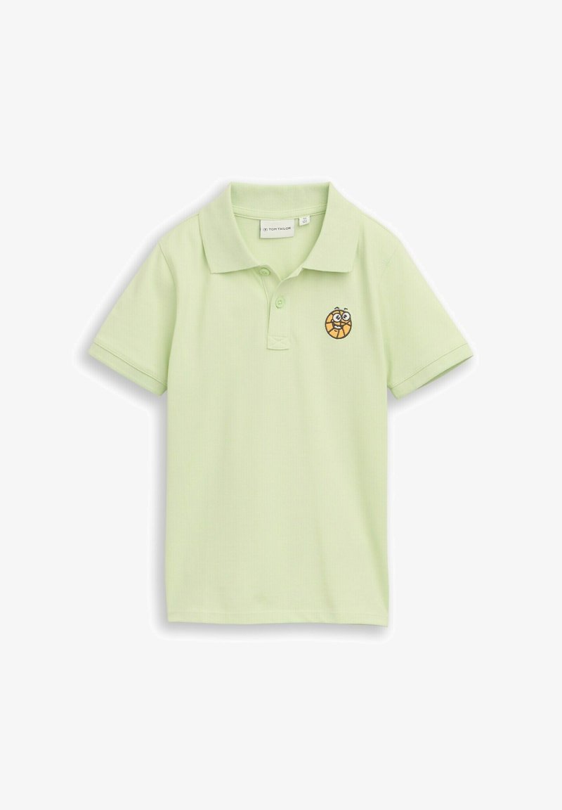 Světle zelené polo tričko s krátkými rukávy, límcem, dvěma knoflíky a malým vyšitým kresleným basketbalovým míčkem na levé straně hrudi.