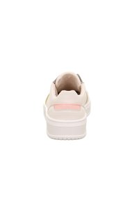 Bílé tenisky se hladkým koženým svrškem, růžovým detailem na patě, polstrovaným límcem a silnou bílou gumovou podešví. Celkově minimalisticé provedení.