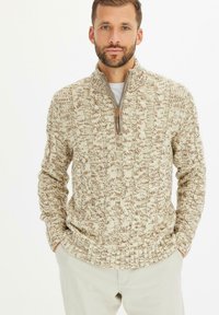 Maglione beige a maglia con un motivo testurizzato, dotato di colletto con zip, orlo a coste e maniche lunghe. Materiale morbido di peso medio.