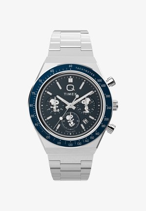 Orologio cronografo in acciaio inossidabile argento con lunetta blu scuro, quadrante grigio e illustrazioni di Snoopy sui sottodial. Presenta un display della data.