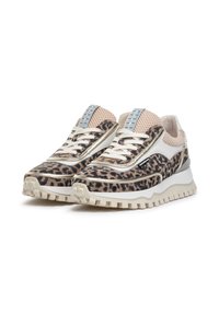 Sneaker con stampa leopardata, realizzate con una combinazione di mesh rosa e dettagli in pelle bianca. Suola spessa e testurizzata con un design del battistrada pronunciato e chiusura con lacci.