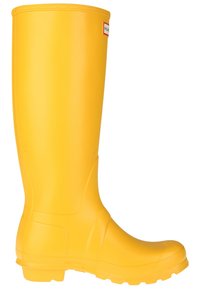 Botte de pluie en caoutchouc jaune avec une finition brillante, design montante jusqu'au genou et un bout arrondi. Elle présente une semelle texturée pour une meilleure adhérence.