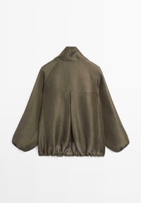 Volná bunda olivově zelené barvy s vysokým límcem, dlouhými raglánovými rukávy, záhybem na zádech a elastickým lemováním v pase a na manžetách.