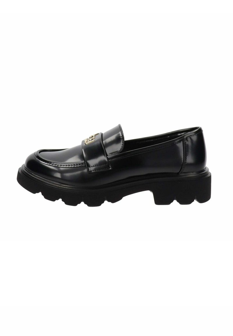 Mocassins en cuir verni noir avec un bout rond, des coutures surélevées et une semelle épaisse en caoutchouc noir. Présente un accent doré sur le devant.