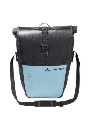 Sac étanche noir et bleu clair avec une surface texturée, fermeture enroulable et bandoulière réglable ; présente le logo Vaude.