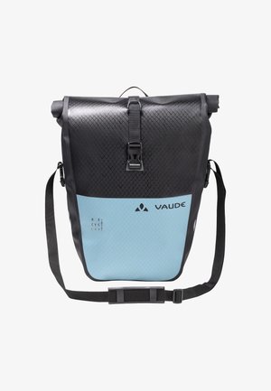 Sac étanche noir et bleu clair avec une surface texturée, fermeture enroulable et bandoulière réglable ; présente le logo Vaude.