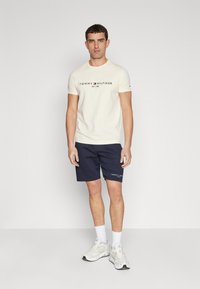 Tommy Hilfiger SMALL LOGO - Pantalones deportivos - desert sky