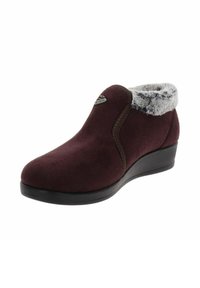 Stivali alla caviglia in suede bordeaux con colletto in pelliccia grigia e tacco basso a zeppa. Caratterizzati da una punta arrotondata e dettagli di cucitura laterale.