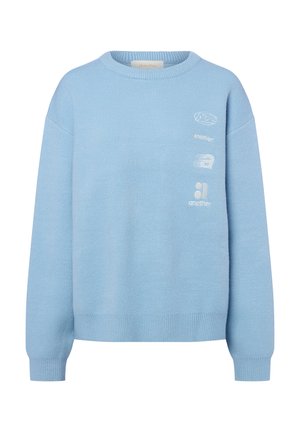 Lichtblauwe gebreide trui met ronde hals, lange mouwen, geribbelde manchetten en zoom, met kleine witte bedrukte logo's op de linkerborst.