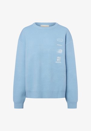 Lichtblauwe gebreide trui met ronde hals, lange mouwen, geribbelde manchetten en zoom, met kleine witte bedrukte logo's op de linkerborst.